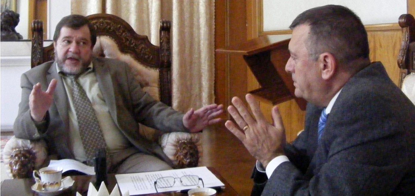 Interviul publicat pe 22 august 2012 începea cu un schimb de replici memorabil. Ion Petrescu:"Un singur popor, în două state..." Oleg S. Malginov - în stânga fotografiei:"Este conceptul dumneavoastră."