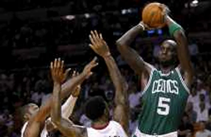 Kevin Garnett (dreapta) * Foto: Reuters