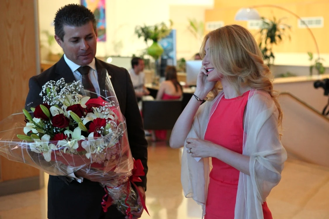 Alina Sorescu a primit un buchet de flori d ela soţul ei prin managerul hotelului din Malta