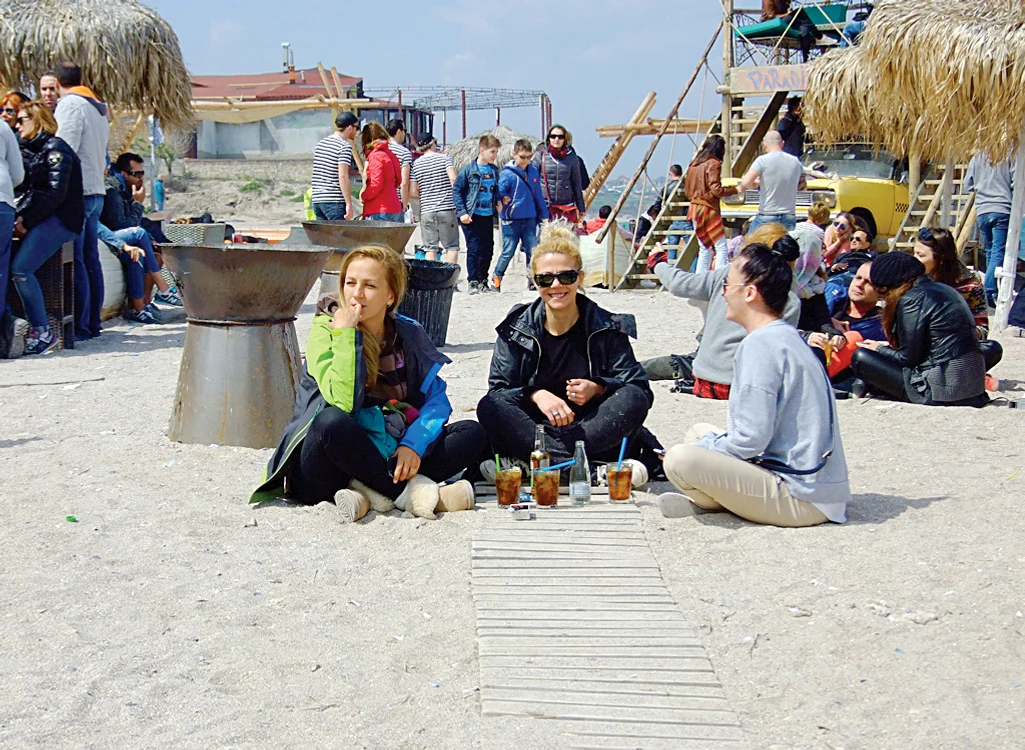 Trei fete cucuiete pe plaja din Vama Veche