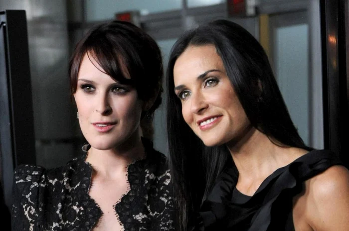 Demi Moore se mândreşte cu părul său lung, de culoare abanosului Foto:GettyImages