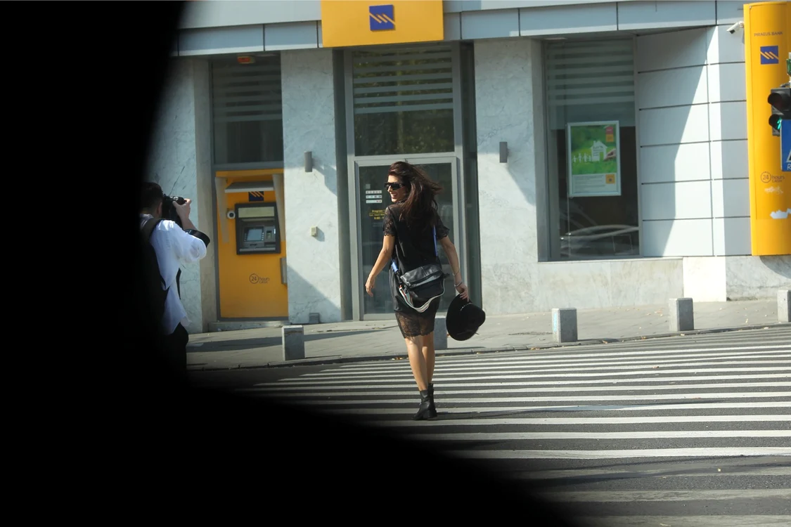 Ilinca Vandici, fotografiată în timp ce traversa