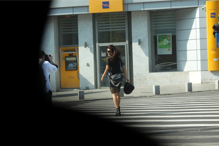 Ilinca Vandici, fotografiată în timp ce traversa