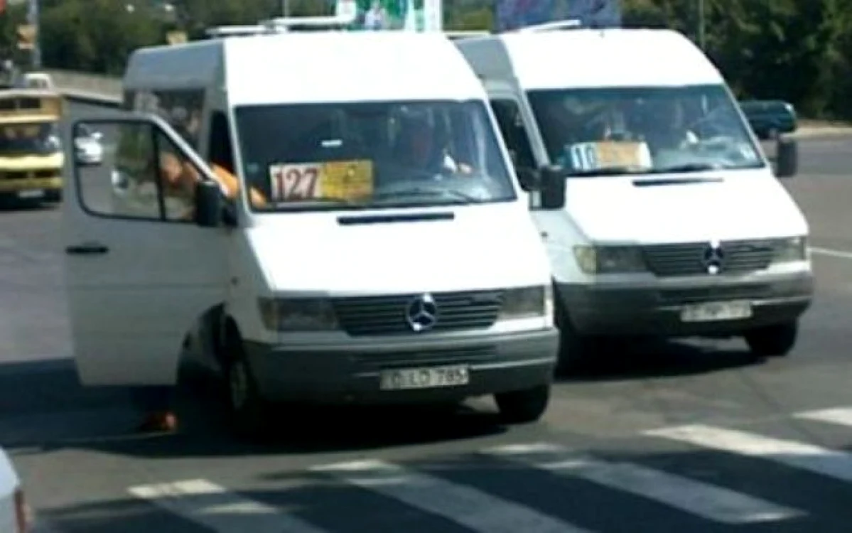 Opt rute de maxi-taxi din Chişinău circulă pe traseu extins, de Paştele Blajinilor