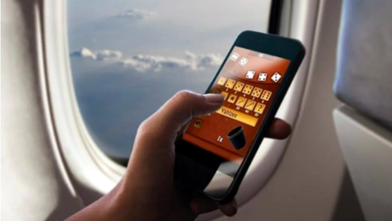 Românii care nu-și închid telefonul în avion pot primi „facturi-șoc” / foto: arhiva Click!