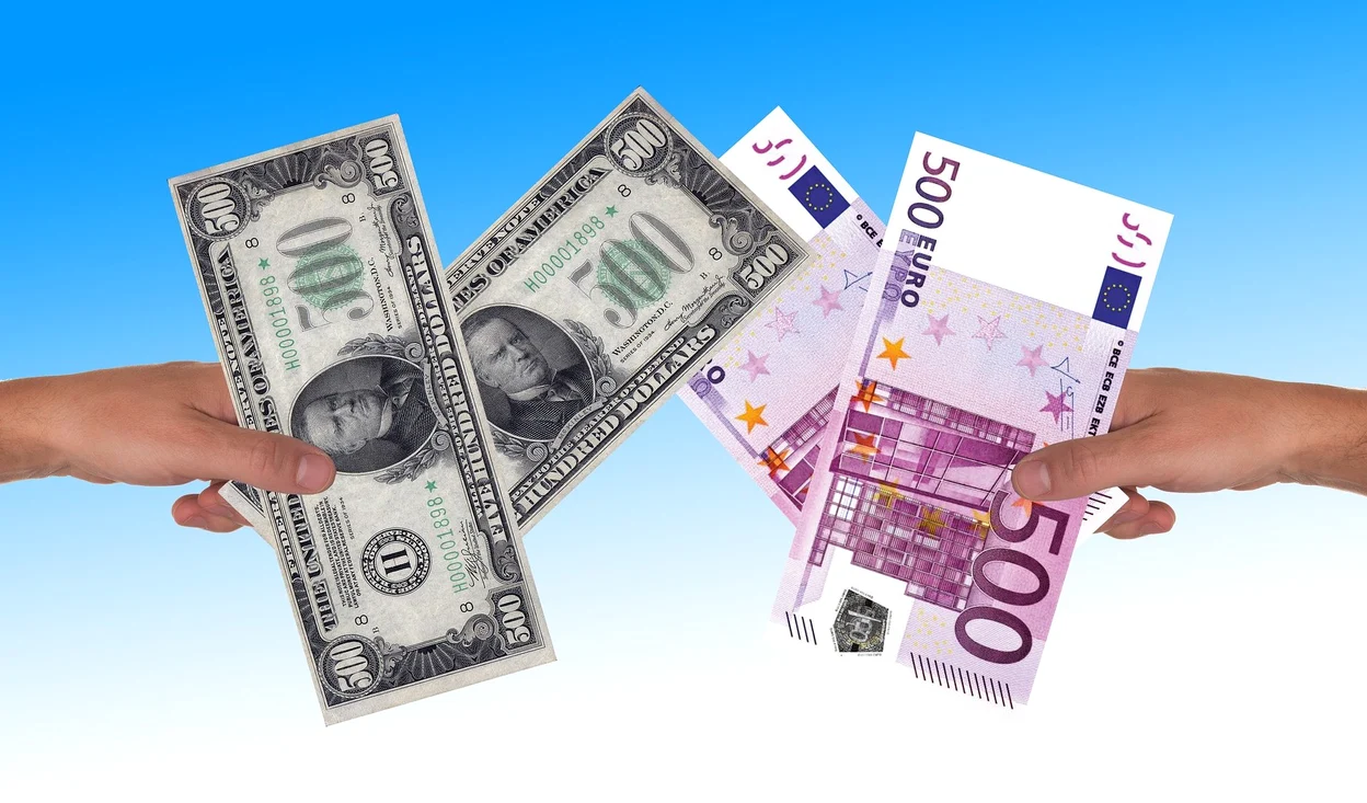 Cursul de schimb atinge nivelul-record de 4,85 lei pentru un euro