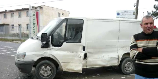 Geamul din dreapta s-a făcut ţăndări