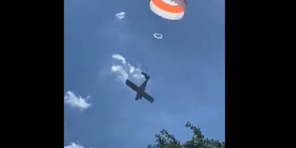 un avion de mici dimensiuni se prăbuşeşte pe o şosea  în apropiere de Bruges foto captură video