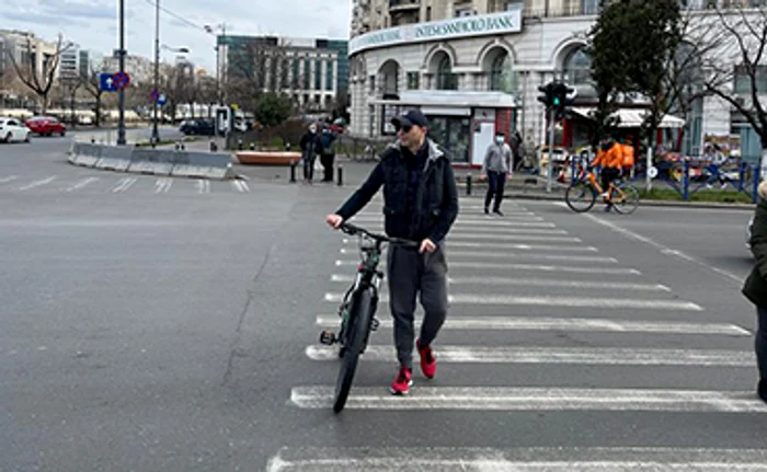 Dan Negru, cu bicicleta prin oraș. Fotografii: Click!