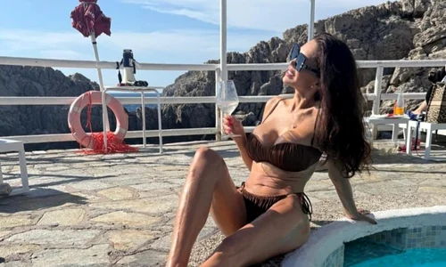 Cântăreața și-a afișat silueta de zile mari în vacanță din Capri și a demonstrat încă o dată cât de bine poate să arate la 54 de ani