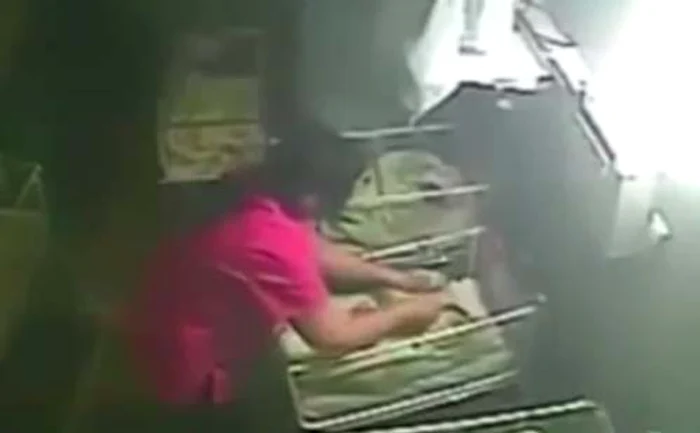 Femeia a maltratat copilul timp de câteva minute Foto: Captură Youtube