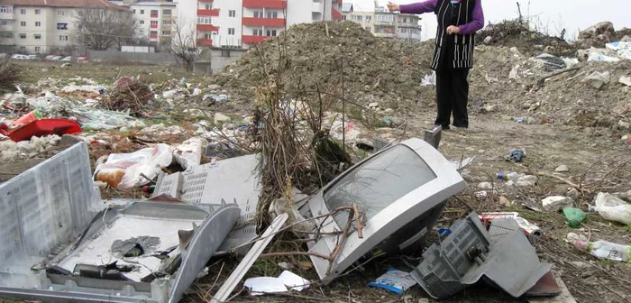 Victoria Gheorghiţă, una dintre locatarele care s-a săturat să stea cu gunoaiele sub nas