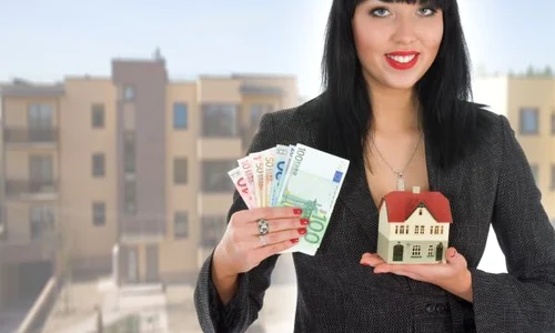 femeie bani casa imobiliare blocuri shutterstock 22662370 jpeg