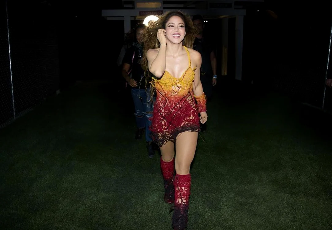 Shakira într-o rochie tricotată de culoare galbenă și roșie, la Coachella 2024