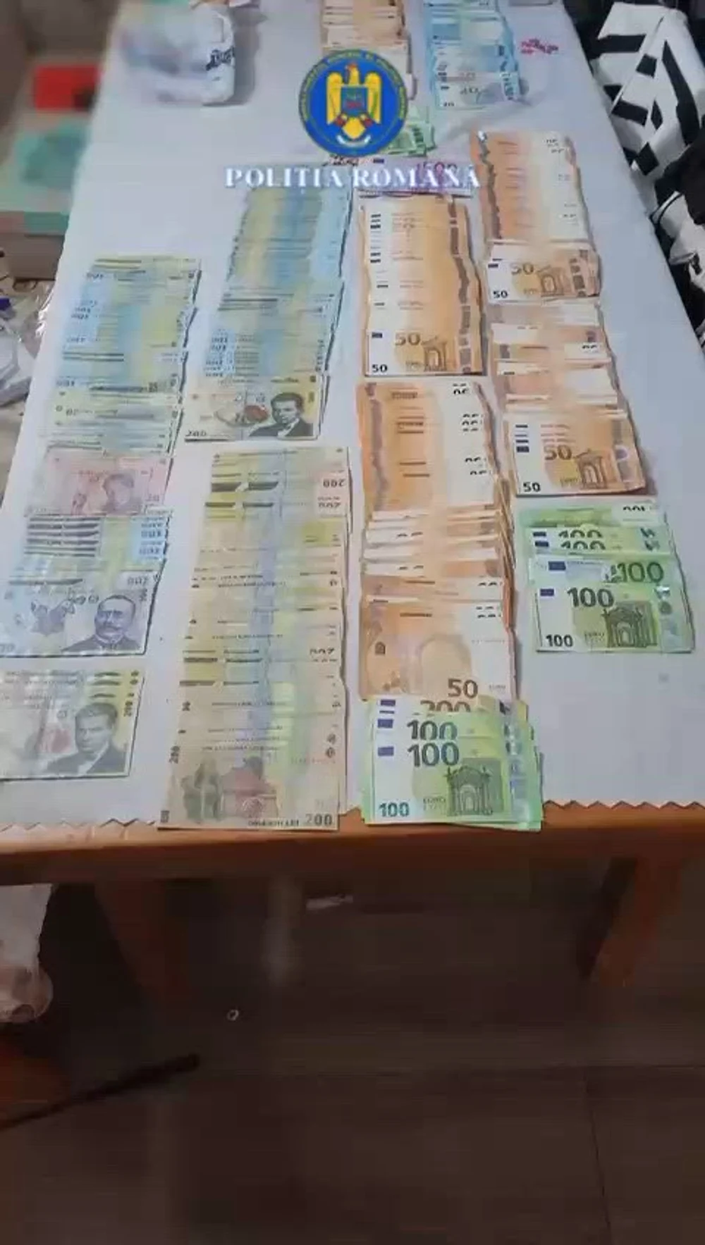 Trei persoane, acuzate de evaziune fiscală din cruci pentru morminte. Câți bani au confiscat polițiștii la percheziții