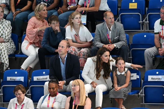 Prințesa Charlotte i a însoțit pe Kate și William (7) jpg