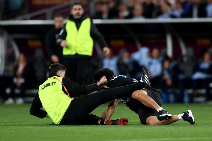 Echipele de securitate, echipate cu pantofi sport. Foto Getty images
