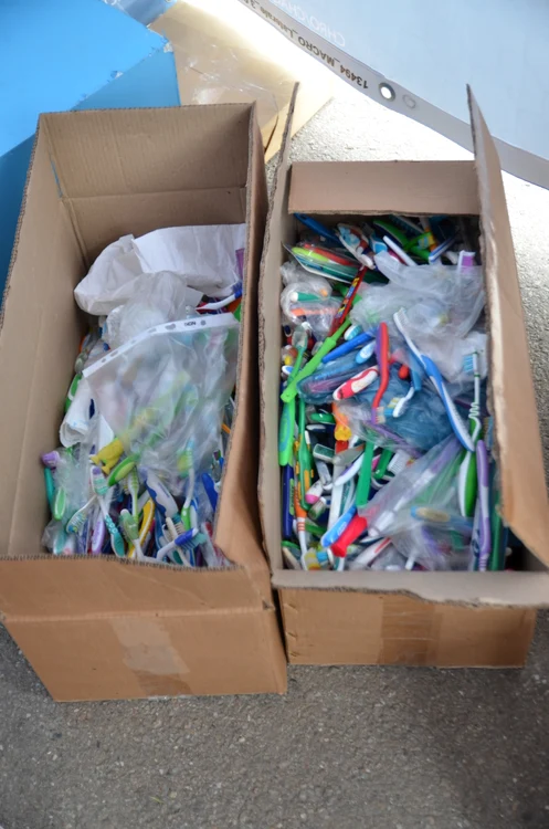 Iată câte periuţe uzate s-au adunat în doar câteva ore!