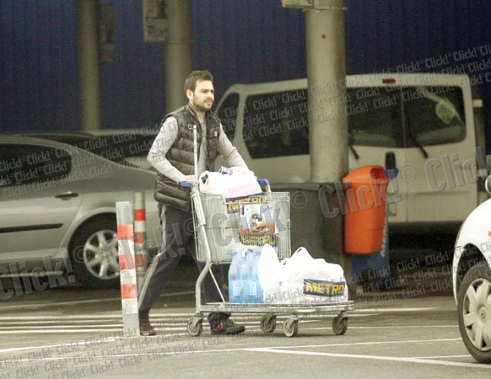 
    DJ Vinny abia împinge  căruciorul ticsit de  cumpărături  pentru familia sa (Foto: Alex Muscaliu)  