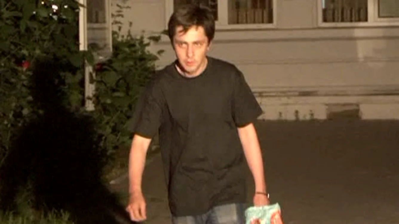 
    Adrian Zglobiu, bărbatul care l-a scuipat pe Traian Băsescu (foto: rtv.net)  