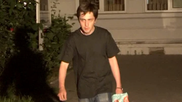 
    Adrian Zglobiu, bărbatul care l-a scuipat pe Traian Băsescu (foto: rtv.net)  