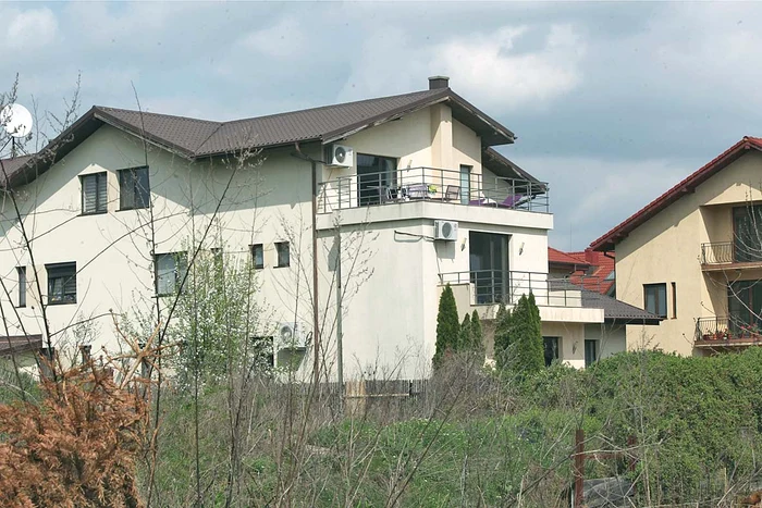 Aceasta este vila din Pipera în care locuieşte bruneta