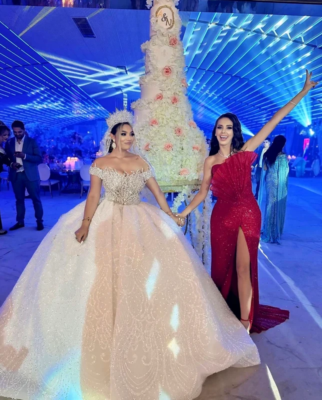 Tortul de la nunta fiicei lui Adrian Minune a avut 3 metri și 7 etaje  foto: Instagram 