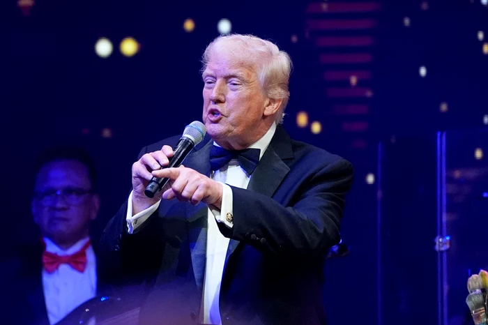 VIDEO Trump a întâmpinat Anul Nou cu o licitație a portretului lui Isus realizat pe scenă. Cu cât s-a vândut