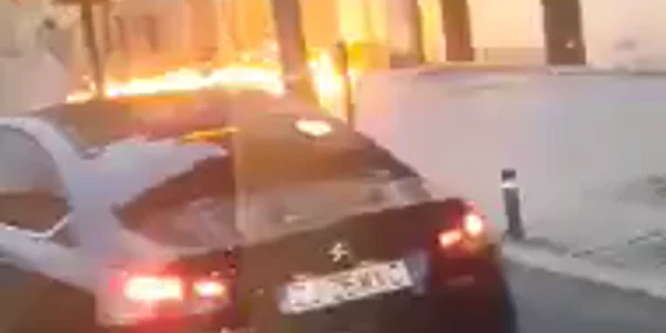 Barbat incendiaza usa de intrare in primarie mp4 thumbnail png
