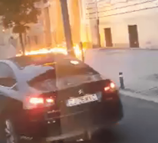  Incendiu la Primăria Cluj-Napoca. Un bărbat a dat foc ușii instituției și a plecat liniștit VIDEO