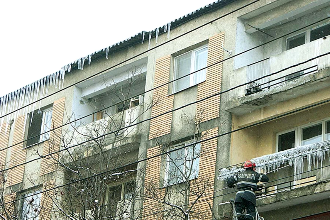Ţurţurele de pe str. Avrig din Capitală poate cădea oricând   în capul vreunui trecător