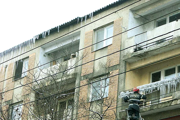 Ţurţurele de pe str. Avrig din Capitală poate cădea oricând   în capul vreunui trecător