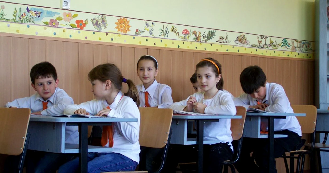 Sute de elevi vor fi mutaţi în alte şcoli