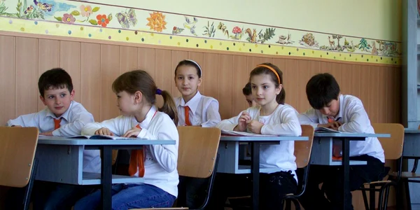 Sute de elevi vor fi mutaţi în alte şcoli