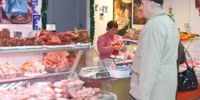 Nemţenii se uită la vitrinele cu carne de porc ca la muzeu
