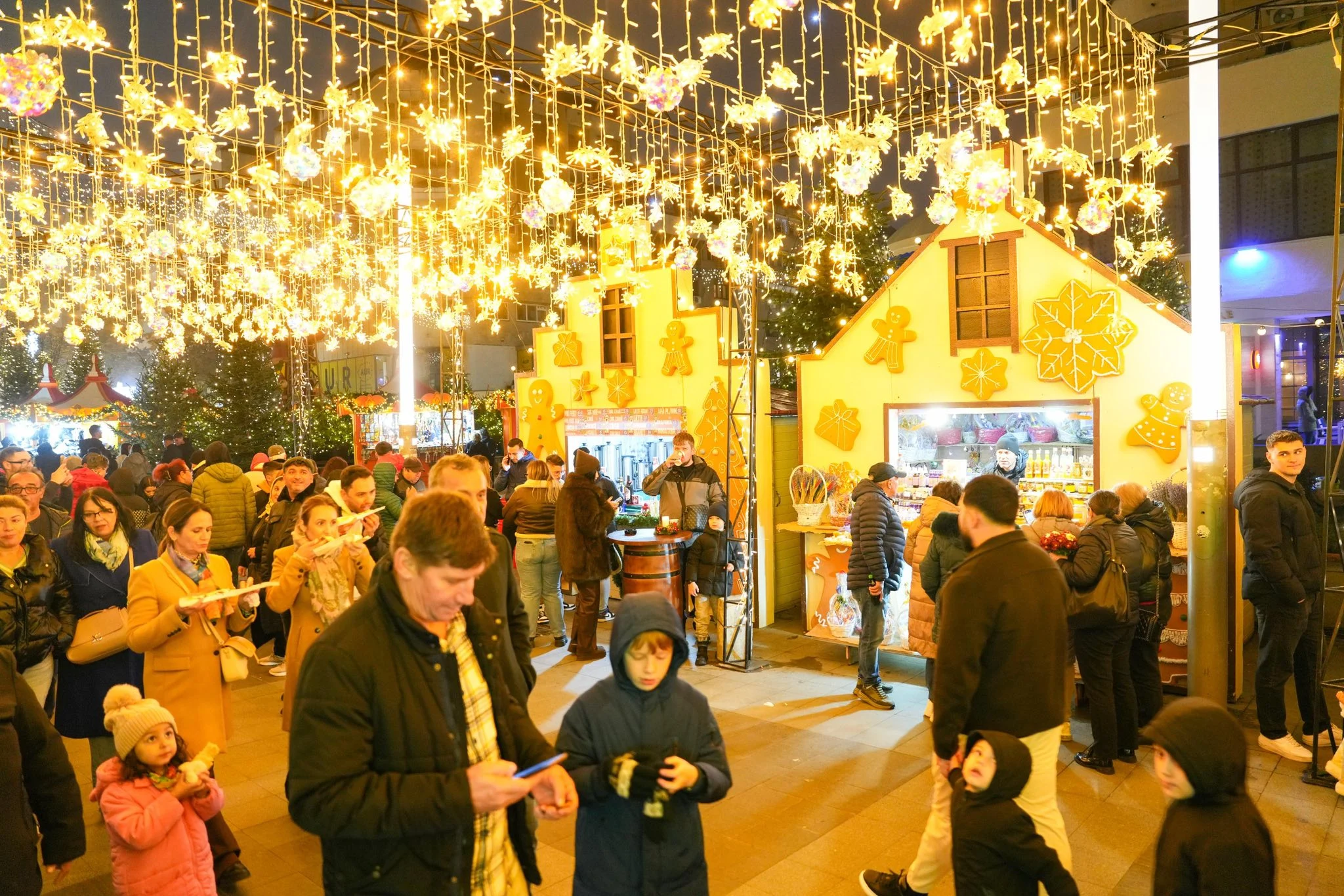 Bucuria sărbătorilor costă: 40 de lei pentru două sarmale la târgurile de Crăciun. Cu cât se vinde vinul fiert