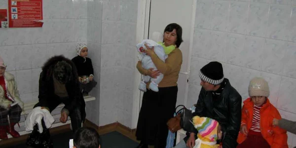 Consultaţiile la pediatru îi lasă pe părinţi fără câteva sute de lei 
