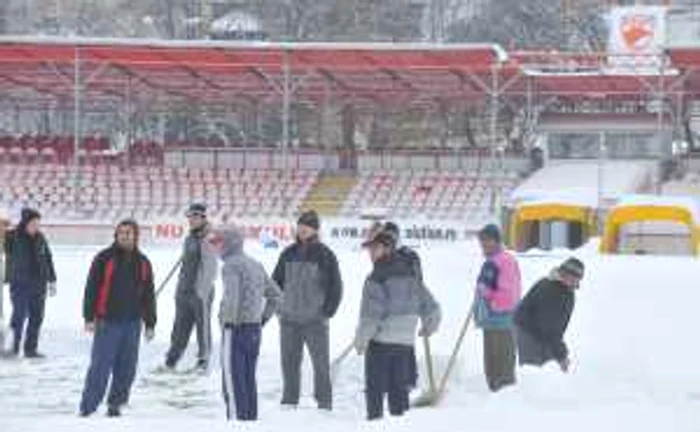 Stadionul Dinamo a fost deszăpezit de deţinuţi