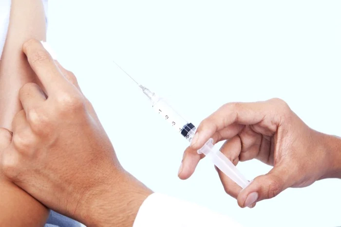 Centrul de vaccinare, primul deschis într-o instituţie de învăţământ preuniversitar, va funcţiona în cabinetele medicale existente în incinta şcolii Laude – Reut Foto: Arhivă