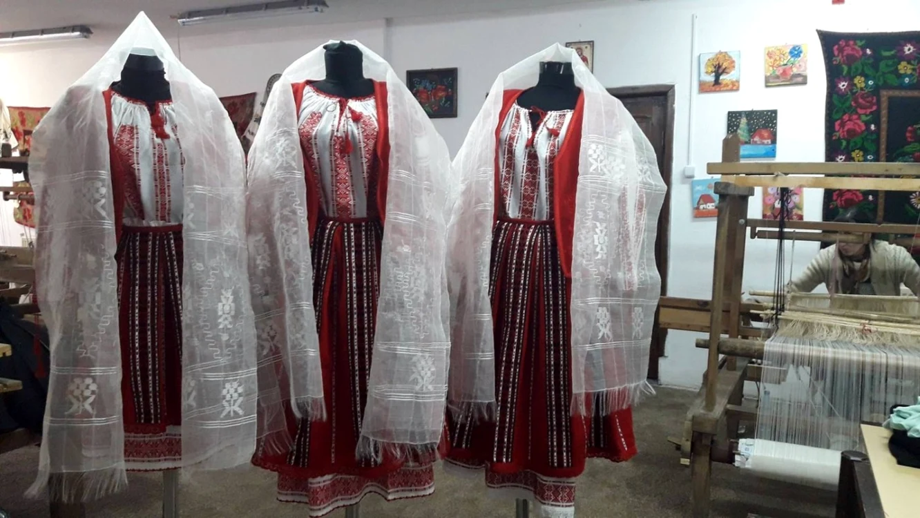 Costume tradiţional ţesute cu mătasea proprie în Atelierul Borangic Niculescu din Stoeneşti - Vâlcea Foto Arhiva personală