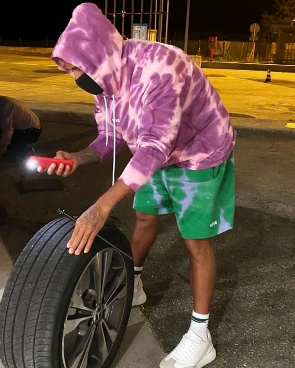 Lewis Hamilton a schimbat singur roata