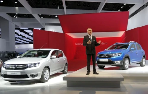 Directorul Renault, Carlos Tavares, prezintă noul Sandero (Foto: Reuters)