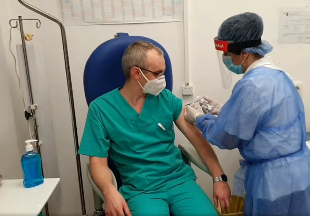 „Vă sfătuiesc pe toţi să vă vaccinaţi”, spune doctorul Ovidiu Ciobotaru 