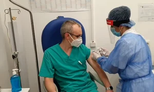 „Vă sfătuiesc pe toţi să vă vaccinaţi”, spune doctorul Ovidiu Ciobotaru  png