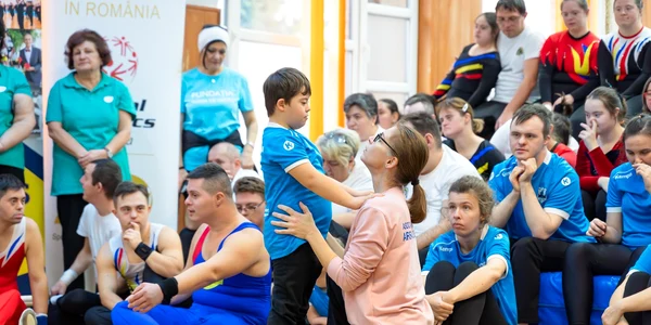 Antoanela Oltean alături de sportivii săi. Foto SportsNet