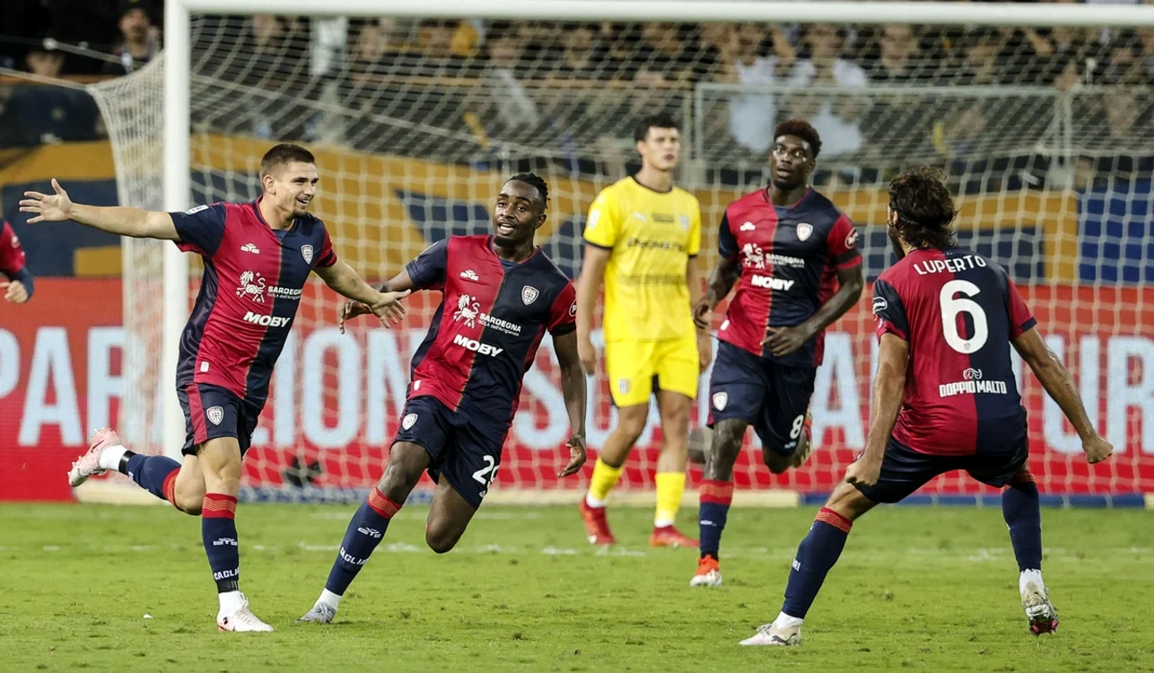Răzvan Marin (stânga) a defilat în ultimul meci al echipei sale, Parma (FOTO: EPA)