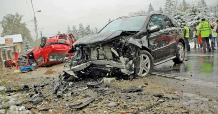 În drum spre Braşov, Huidu a intrat cu maşina de teren într-un Logan