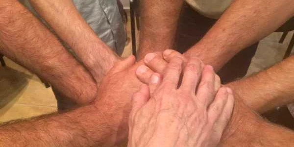 Alcoolicii Anonimi din Constanţa - solidaritate - oameni care se ţin de mâini - mâini strânse Foto Sînziana Ionescu