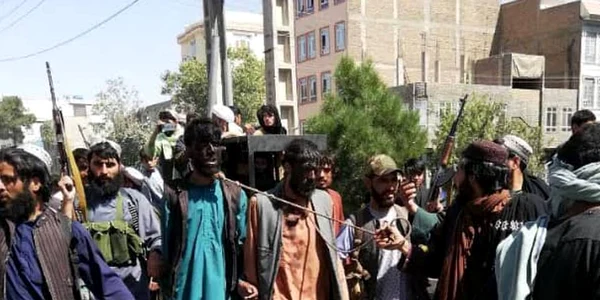 talibani plimba barbati cu fata vopsita in negru pe strazile din Herat foto via NZ Herald