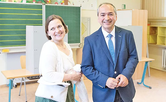 Octavian Ursu şi soţia lui, după votul din 16 iunieFoto: AFP